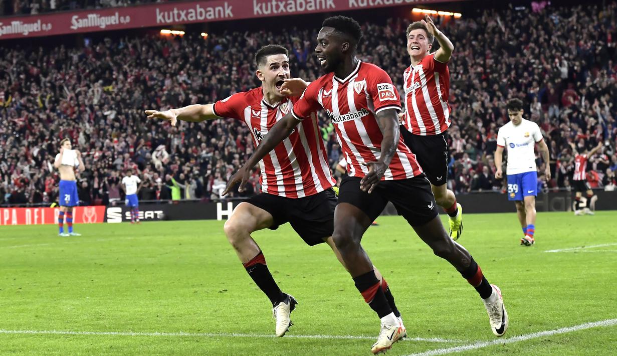 Pemain Athletic Bilbao, Inaki Williams, melakukan selebrasi setelah mencetak gol ke gawang Barcelona pada laga perempat final Copa del Rey di Stadion San Mames, Kamis (25/01/2024). Berkat hasil ini, Bilbao pun berhak melaju ke babak semifinal mengikuti langkah Real Sociedad dan Mallorca. Sementara itu, Barca harus tersingkir dari ajang ini. (AP Photo/Alvaro Barrientos)