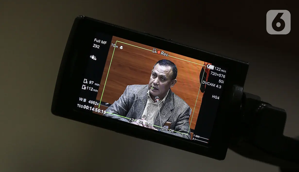 Layar kamera memperlihatkan Ketua KPK Firli Bahuri menyampaikan keterangan pers terkait penanganan perkara Wali Kota Tanjung Balai M Syahrial, Gedung KPK, Jakarta, Sabtu (24/4/2021). Firli menjelaskan terkait keterlibatan penyidik KPK dalam dugaan korupsi di Tanjung Balai. (Liputan6.com/Johan Tallo)