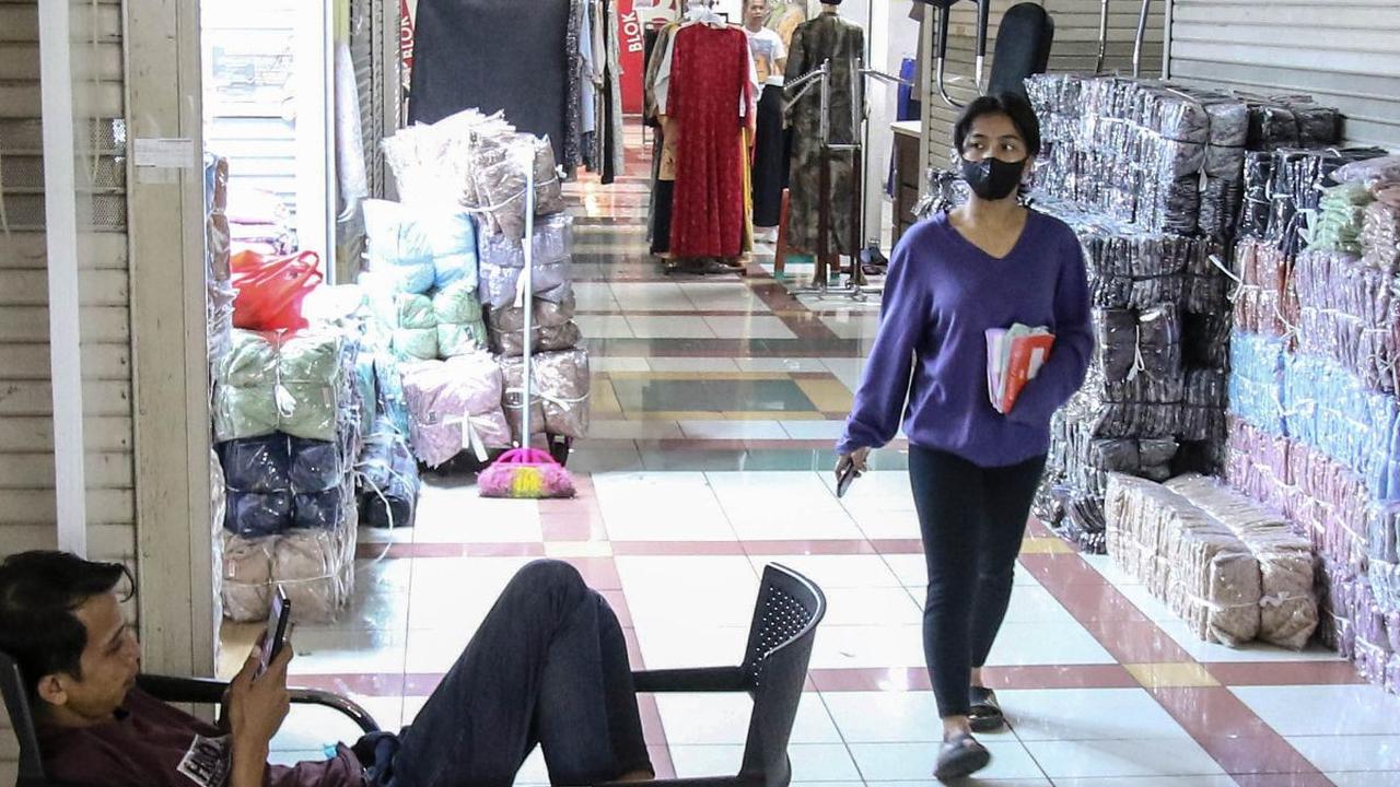 Kondisi ini membuat para penjual mulai mencari cara dan berusaha supaya tokonya tidak gulung tikar dan mengalami banyak kerugian.