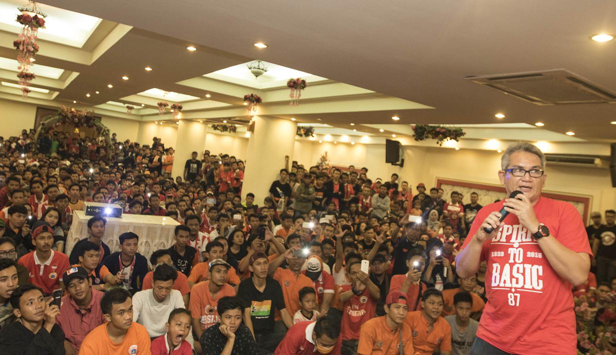 Pendiri Jakmania, Ferry Indra Sjarief, menghadiri acara nonton bareng antara Persija melawan Arema Cronus di Hotel Royal Regal, Jakarta, Sabtu (28/11/2015). (Bola.com/Vitalis Yogi Trisna)