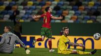 Penyerang Portugal, Diogo Jota, merayakan gol yang dicetaknya ke gawang Swedia pada laga UEFA Nations League 2020/2021 di Estadio Jose Alvalade, Kamis (15/10/2020) dini hari WIB. Portugal menang 3-0 atas Swedia. (AFP/Patricia De Melo Moreira)