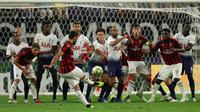 Gelandang AC Milan, Hakan Calhanoglu melakukan tendangan bebas saat bertanding melawan Tottenham Hotspur pada International Champions Cup di Minneapolis (31/7). Tottenham menang 1-0 atas Milan berkat gol Nkoudou. (AP Photo/Jeff Wheeler)