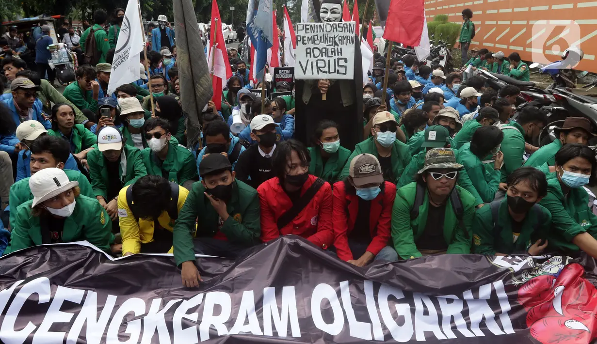 Sejumlah mahasiswa yang tergabung dalam Front Millenial Jabodetabek melakukan aksi unjuk rasa di Jalan Kuningan Persada sekitar Gedung KPK, Jakarta, Kamis (9/12/2021). Aksi mereka untuk memperingati Hakordia 2021 dengan menyuarakan keprihatinan atas lemahnya KPK. (Liputan6.com/Helmi Fithriansyah)