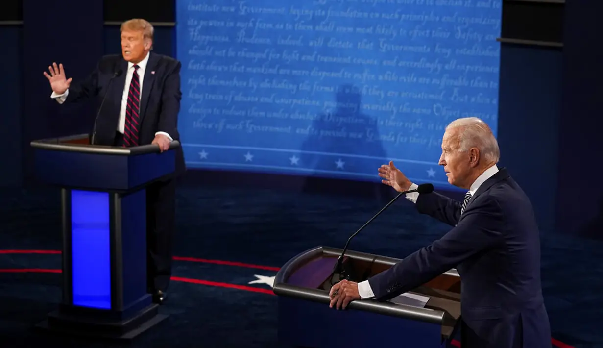 Presiden Donald Trump (kiri) dan calon presiden dari Partai Demokrat, mantan Wakil Presiden Joe Biden (kanan) bertukar poin selama debat presiden pertama di Case Western University and Cleveland Clinic, Cleveland, Ohio, Selasa (29/9/2020). (AP Photo/Morry Gash, Pool)