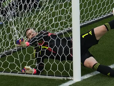 Kiper Jerman, Manuel Neuer melakukan penyelamatan saat laga Grup A Euro 2024 melawan Hungaria di Stuttgart Arena, Stuttgart, Jerman, Rabu (19/06/2024). (AP Photo/Themba Hadebe)