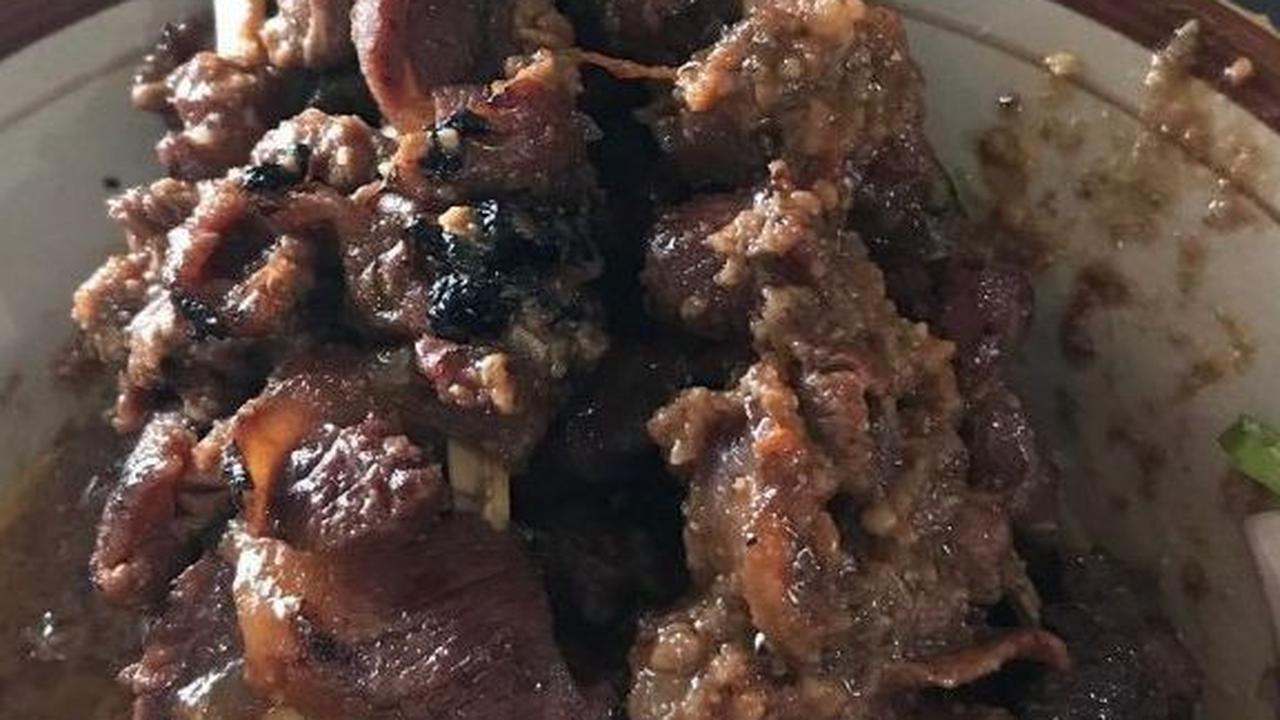 Seperti sate pada umumnya, Sate Bumbon juga disajikan dengan saus bumbu kacang, ditambah potongan cabai, bawang dan tomat.