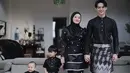 Tampil beda, keluarga Dinda Hauw dan Rey Mbayang justru sarimbitan pakai baju Melayu serba warna hitam. [@dindahw]