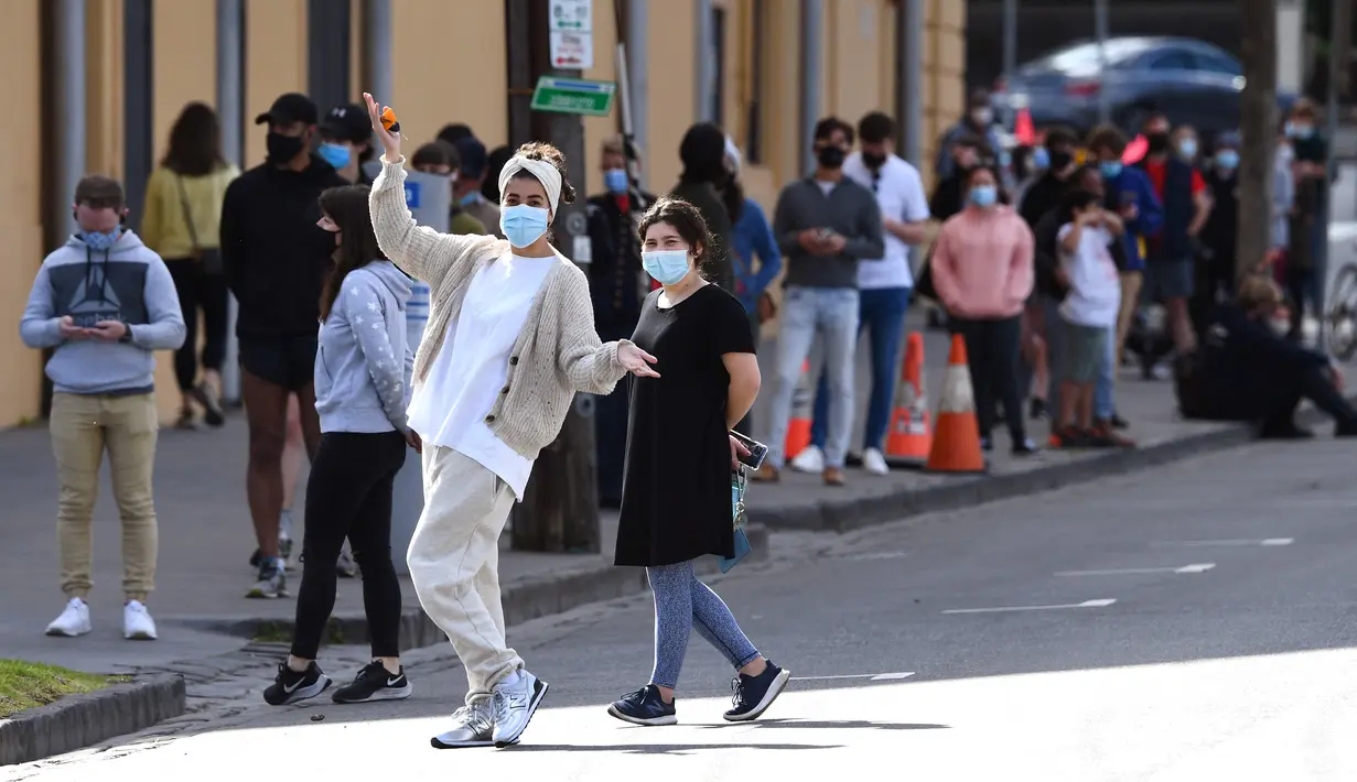 Warga mengantre di stasiun pengujian COVID-19 di Melbourne, Australia, Kamis (19/8/2021). Melbourne melewati 200 hari dalam lockdown keras sejak dimulainya pandemi COVID-19. (William WEST/AFP)