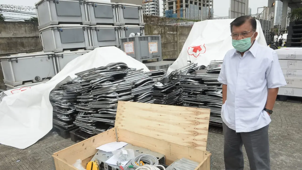 Ketua PMI Jusuf Kalla meninjau pembangunan gudang logistik tambahan di Jakarta Selatan.