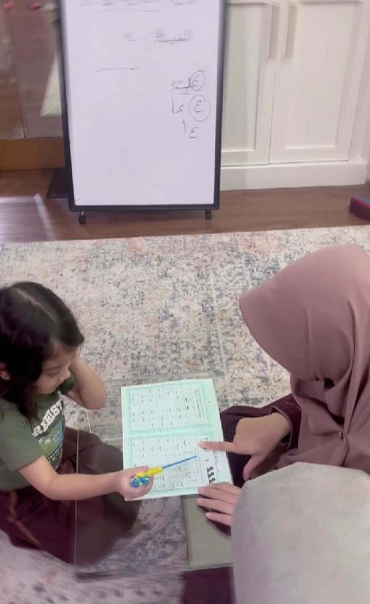10 Potret Ruang Keluarga Rumah Fairuz A Rafiq dan Sonny Septian, Bergaya Classic Contemporary