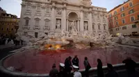 Kondisi air mancur Trevi di Roma, Italia setelah aksi seorang pemrotes menuangkan pewarna merah, 26 Oktober 2017. Pejabat Kota Roma mengecek lokasi untuk memastikan apakah ada kerusakan di tempat wisata dari abad ke-18 ini. (Filippo MONTEFORTE/AFP)