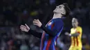 Reaksi kecewa gelandang Barcelona, Gavi setelah membuang kesempatan mencetak gol di depan gawang Girona pada laga lanjutan pekan ke-28 Liga Spanyol 2022/2023 di Camp Nou Stadium, Barcelona, Selasa (11/4/2023) dini hari WIB. (AP Photo/Joan Monfort)