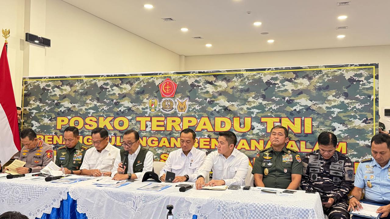 Menteri Koordinator Bidang Pembangunan Manusia dan Kebudayaan Pratikno dalam konferensi pers di Pangkalan TNI AU Halim Perdanakusuma Jakarta, Rabu (3/12/2025).
