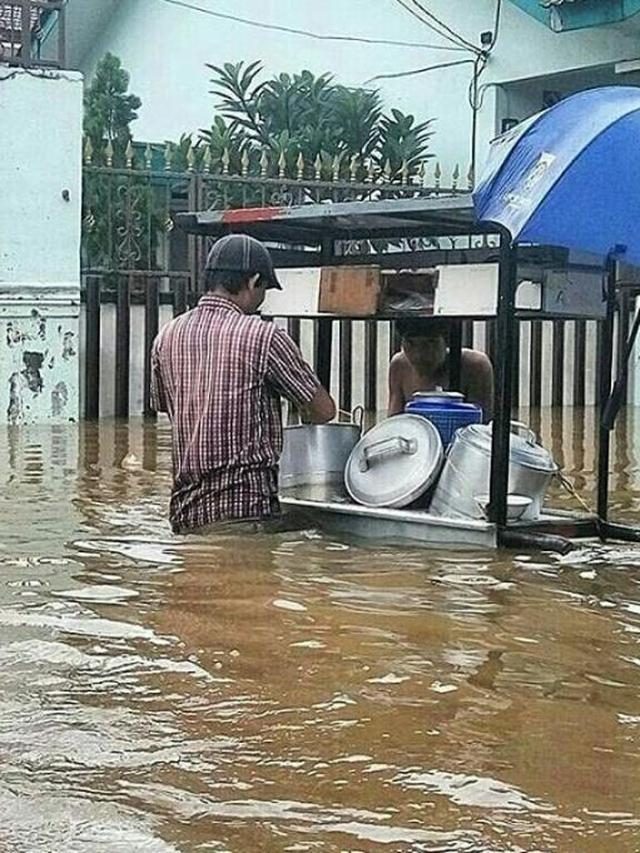 6 Kelakuan Bapak-bapak saat Kebanjiran Ini Bikin Geleng Kepala