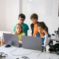 Membesarkan anak tidak hanya tentang memastikan mereka tumbuh sehat dan bahagia. Orangtua juga perlu membekali mereka dengan keterampilan hidup yang akan sangat bermanfaat di masa depan. (foto/dok: freepik/pch.vector)