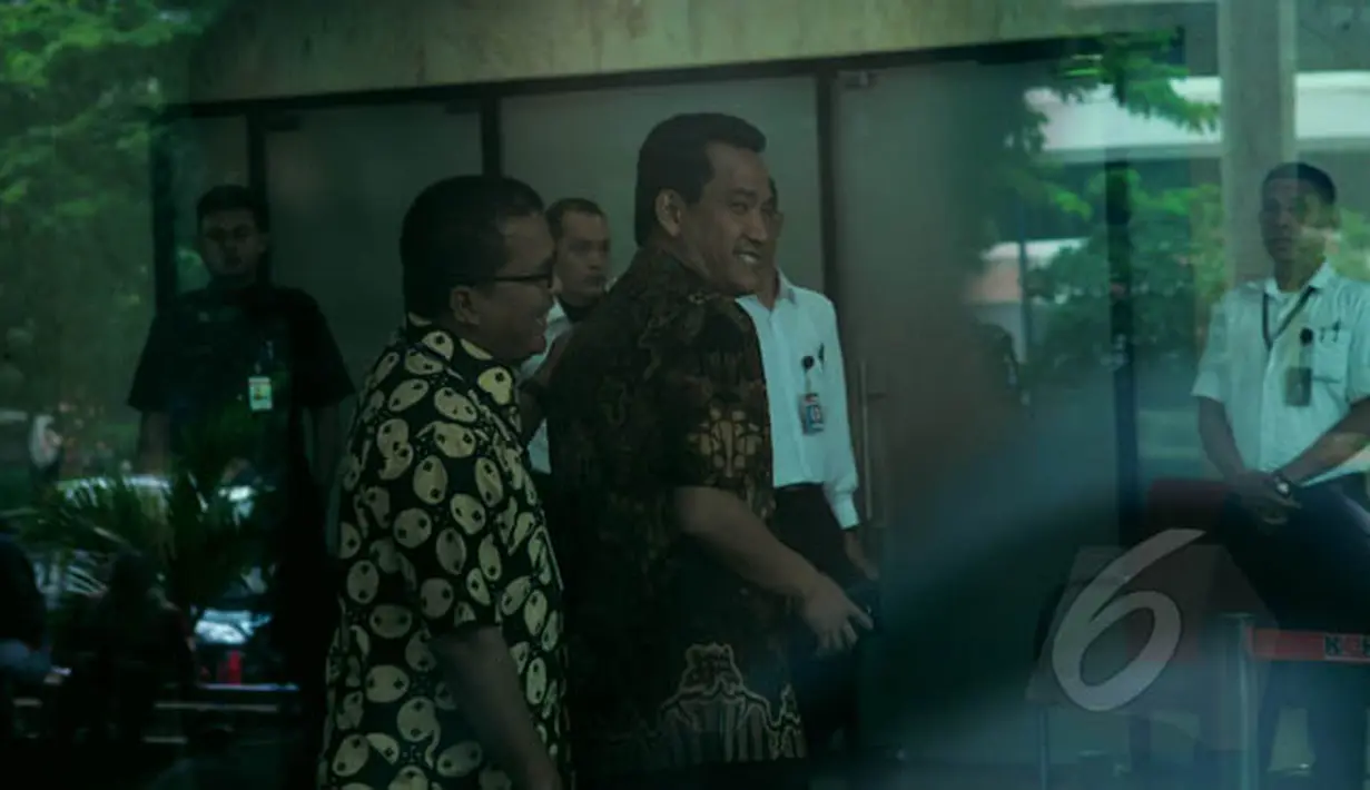 Mantan Wamenkumham, Denny Indrayana bersama Refly Harun (kanan) mendatangi Gedung KPK, Jakarta, Selasa (17/2/2015). Kedatangan mereka untuk membahas berbagai persoalan yang kini dihadapi KPK bersama pimpinan KPK. (Liputan6.com/Faisal R Syam)
