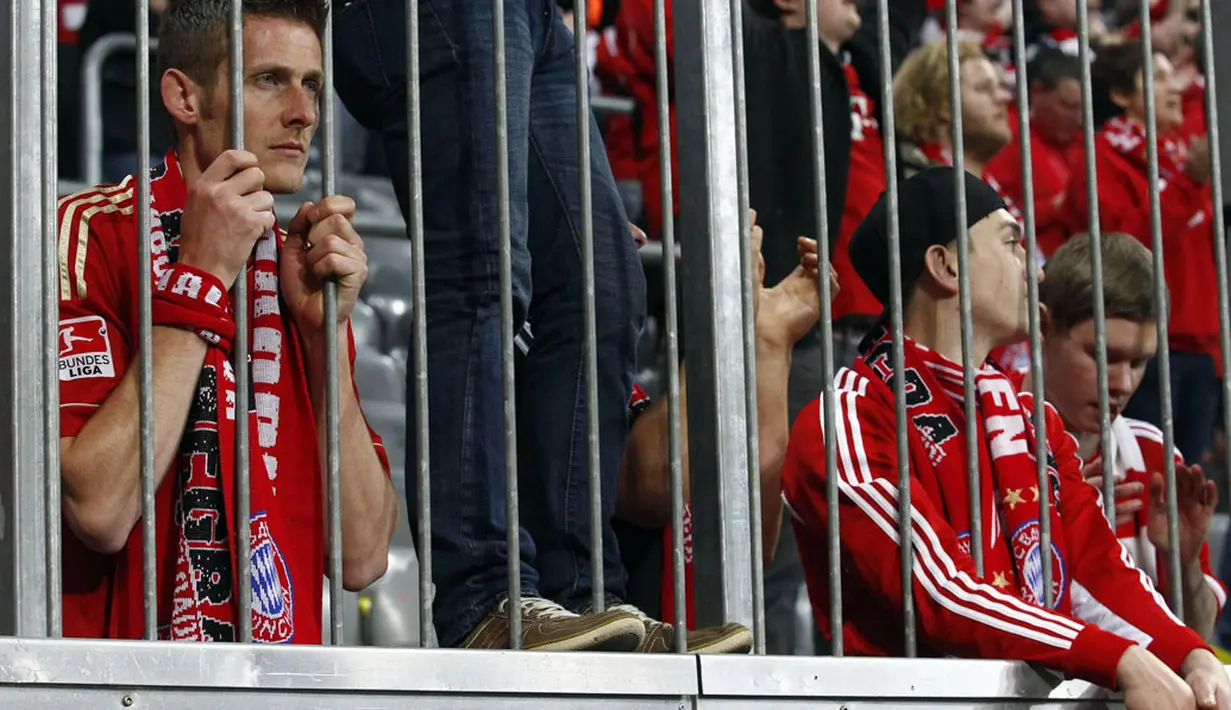 Tatapan kosong salah satu fans Bayern Munich usai melihat timnya dipermalukan Real Madrid 0-4 di Allianz Arena, (30/4/2014). (REUTERS/Michaela Rehle)