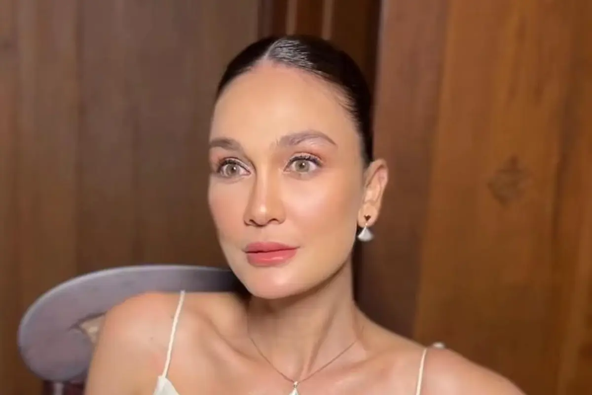Resmi Jadi Istri Maxime Bouttier, Luna Maya Tampil Flawless dengan Riasan Fresh Coral di Momen Resepsi Pernikahan