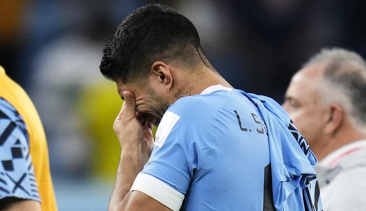 Luis Suarez pun tak bisa menutupi kesedihan setelah tiket 16 besar Piala Dunia 2022 di depan mata lenyap pada 9 menit akhir pertandingan. (AP Photo/Manu Fernandez)