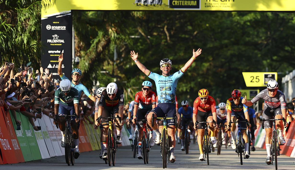 Pembalap sepeda Astana Qazaqstan, Mark Cavendish melakukan selebrasi setelah memenangkan Tour de France Criterium di Singapura pada Minggu, 10 November 2024. (AP Photo/Danial Hakim)