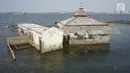 Bangunan tempat ibadah berada di perbatasan laut dan daratan di kawasan Muara Baru, Jakarta Utara, Selasa (30/7/2019). Naiknya permukaan air laut selama bertahun-tahun menyebabkan kawasan tersebut terendam banjir hingga menyatu dengan lautan. (Liputan6.com/Immanuel Antonius)