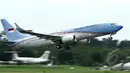 Pesawat kepresidenan yang membawa Presiden Joko Widodo beserta delegasi lepas landas di Bandara Internasional Halim Perdanakusumah, Jakarta, Kamis (5/2/2015). Presiden Joko Widodo melakukan kunjungan kenegaraan ke ASEAN. (Liputan6.com/Faizal Fanani)
