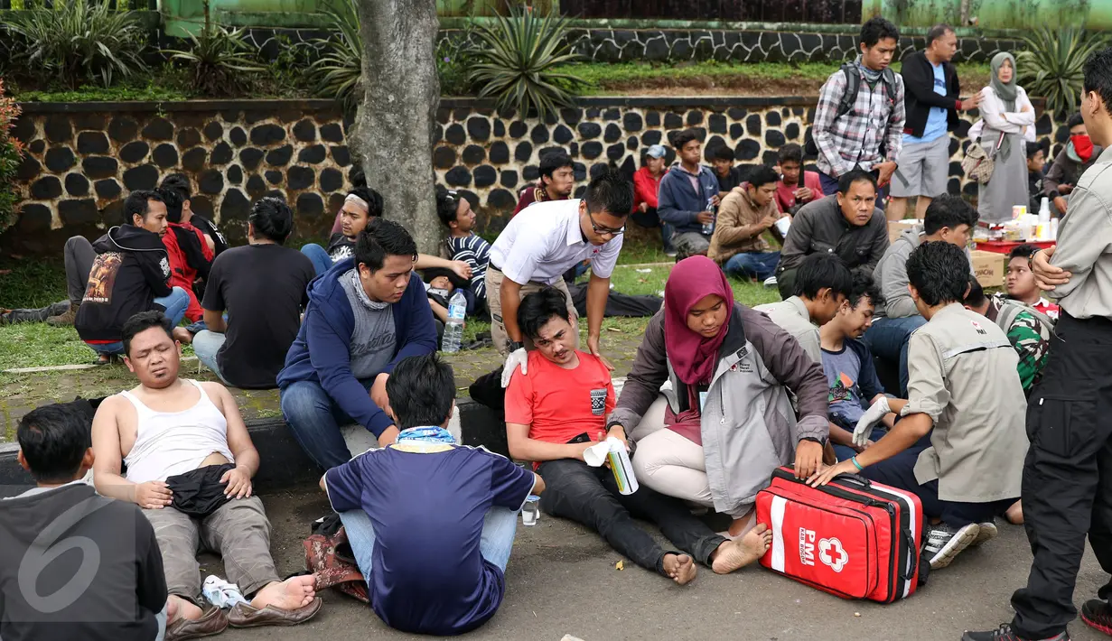 Beberapa calon suporter lemas usai antri masuk ke halaman Kodim 0621 Surya Kancana Kab Bogor, Selasa (13/12). 5000 lembar tiket final Piala AFF 2016 antara Indonesia vs Thailand dijual di Kodim 0621 Surya Kancana. (Liputan6.com/Helmi Fithriansyah)