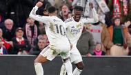Pemain Real Madrid, Kylian Mbappe (kiri) berjoget dengan Eduardo Camavinga setelah mencetak gol ke gawang Athletic Bilbao dalam laga lanjutan Liga Spanyol 2025/2026 di Stadion San Mames, Bilbao, Spanyol, Rabu (03/12/2025). (AP Photo/Jose Breton)