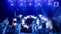 Grup band Maliq & D'essentials beraksi saat perhelatan Soundsfest 2024 di Summarecon Mall Bekasi, Sabtu (27/7/2024). (Liputan6.com/Herman Zakharia)