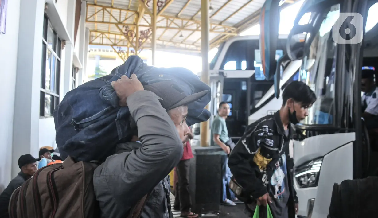 Memasuki H-7 Idul Fitri 1444 H, jumlah penumpang bus AKAP tujuan kota besar di Jawa Barat, Jawa Tengah, Jawa Timur, dan Sumatera yang berangkat dari Terminal Jatijajar mulai mengalami peningkatan sejak pagi tadi. (merdeka.com/Iqbal S Nugroho)