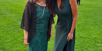 Penampilannya itu ‘kembar’ bersama sang calon ibu mertua yang juga mengenakan dress warna yang sama. Tampak sang calon ibu mertua memilih dress brokat warna hijau botol.  [@drtylerbigenho].