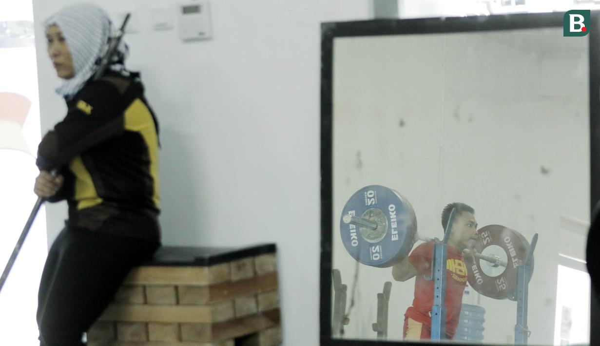 Atlet angkat besi, Eko Yuli Irawan, saat sesi latihan di Pelatnas angkat besi, Jakarta, Rabu (21/3/2018). Eko Yuli Irawan bertekad ingin memecahkan rekor pribadi di Asian Games 2018. (Bola.com/M Iqbal Ichsan)