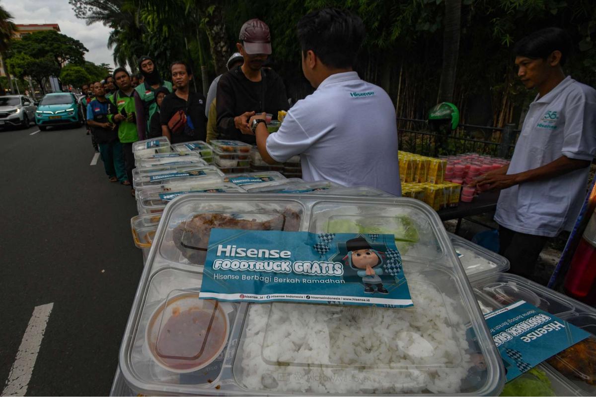 Ratusan warga antre takjil gratis