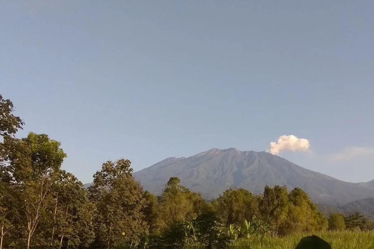 Gunung Raung di Jawa Timur, Terlihat mengeluarkan asap putih setinggi 400 meter. (Istimewa)