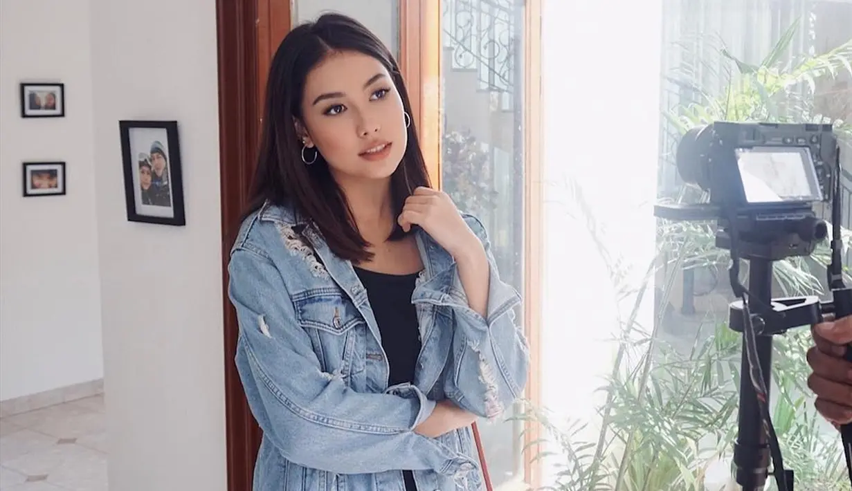 Walaupun dengan gaya simple, wanita kelahiran 20 November 1999 makin cantik dengan jaket denim. Soal riasan, Frederika selalu mengandalkan gaya make-up dengan pilihan warna natural. Nuansa warna cokelat dan coral jadi andalannya.(Liputan6.com/IG/@frederikacull)