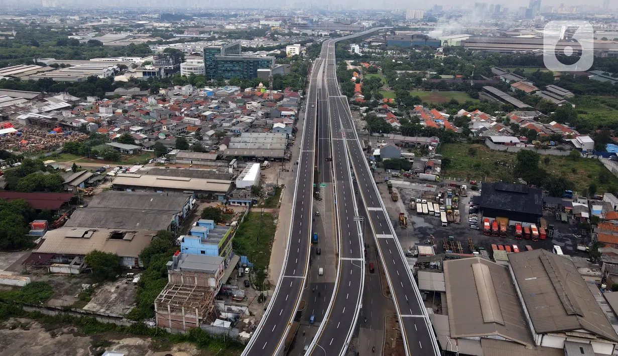 Foto udara Jalan Tol Layang Dalam Kota Kelapa Gading - Pulo Gebang, Jakarta, Sabtu (20/11/2021). Beroperasinya jalan tol tersebut diharapkan dapat meningkatkan pelayanan dan alternatif kepada pengguna dari arah Kelapa Gading menuju Pulo Gebang. (merdeka.com/Imam Buhori)