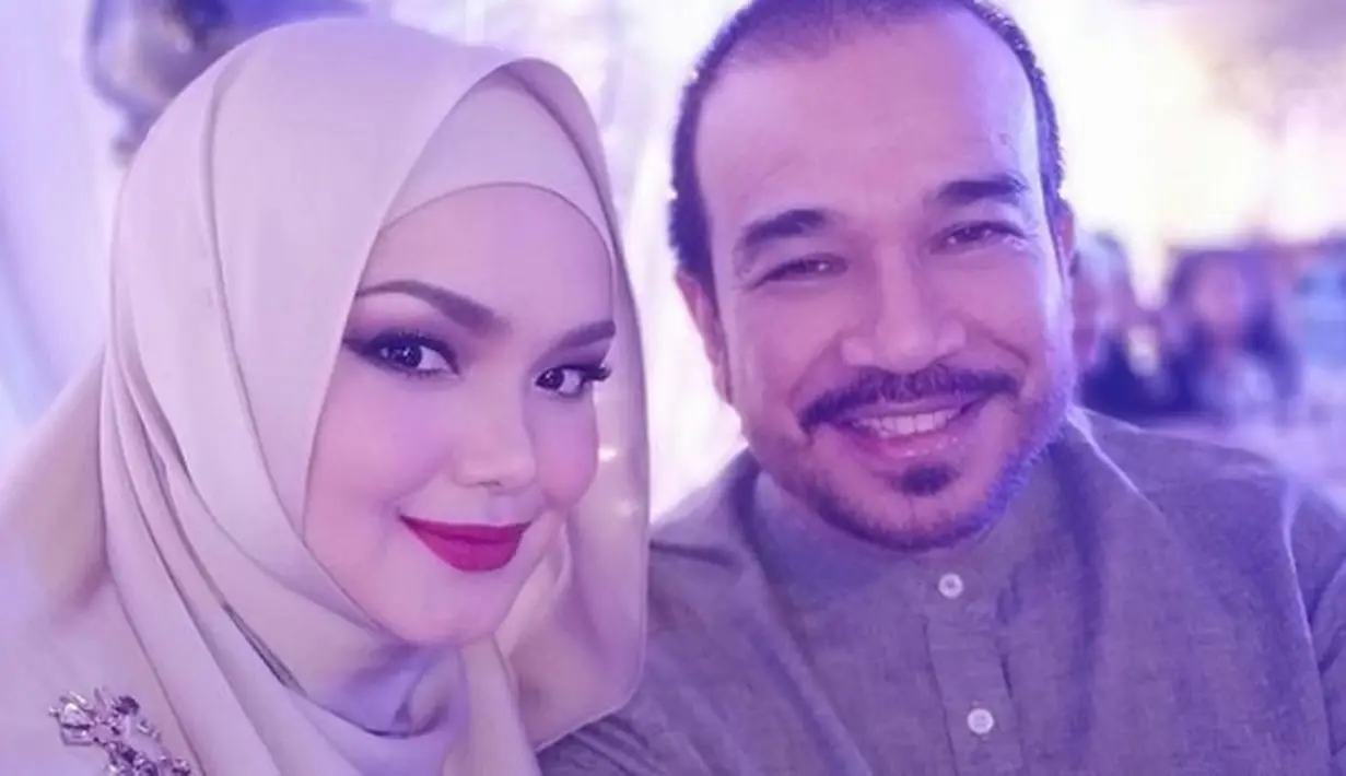 Siti Nurhaliza kini sedang berbahagia, kehamilan yang selama ini dinanti akhirnya tiba juga setelah 11 tahun menikah dengan sang suami, Datuk Seri Khalid. Kebahagiaan semakin terasa dengan kemesraan keduanya. (Instagram/cdtk)