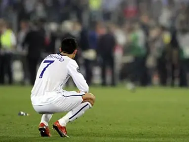 Manchester United&#039;s Cristiano Ronaldo at the end of the UEFA Champions League final against FC Barcelona on May 27, 2009 at Olympic Stadium in Rome. Barcelona defeated MU 2-0. AFP PHOTO/FILIPPO MONTEFORTE