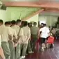 Panglima Kodam Tujuh Wirabuana menggelar tes narkoba terhadap puluhan Perwira. Sementara itu, seorang preman mendiri sebuah panti asuhan.