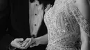 Gaun pengantin spektakuler dari TEXSAVERIO Privé tersebut memiliki train yang ikonis dengan kalung choker yang sedang tren [@iluminen]