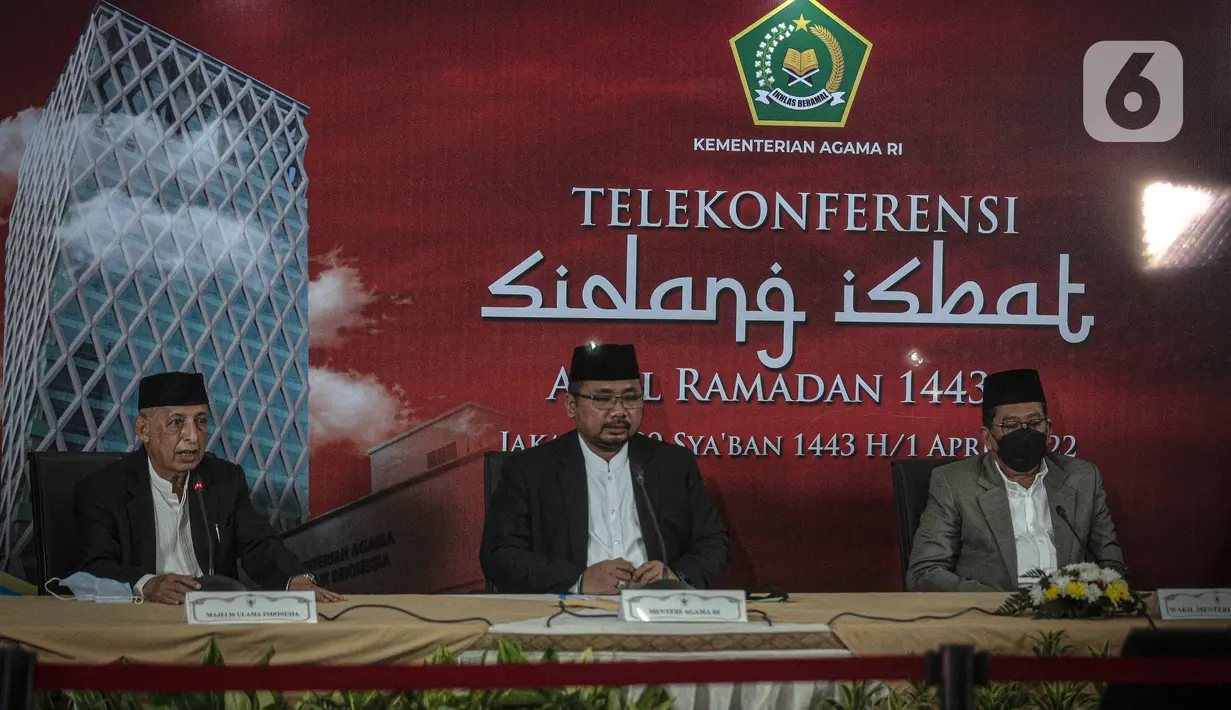 Menteri Agama Yaqut Cholil Qoumas (tengah) memberikan keterangan seusai sidang Isbat penentuan awal bulan Ramadhan di Kantor Kemenag Jakarta, Jumat (1/4/2022). Pemerintah menetapkan awal bulan Ramadhan 1443 H jatuh pada hari Minggu (3/4/2022). (Liputan6.com/Faizal Fanani)