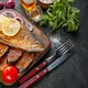 Meskipun memasak ikan utuh kerap terlihat rumit, dengan teknik yang tepat, hidangan ini justru bisa menjadi menu praktis yang kaya rasa sekaligus menyehatkan. [Dok/freepik.com/KamranAydinov]