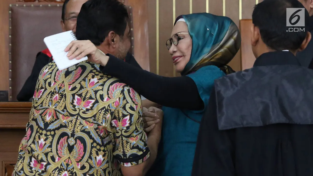 Ratna Sarumpaet Cipika Cipiki dengan Presiden KSPI di Sidang Kasus Hoaks