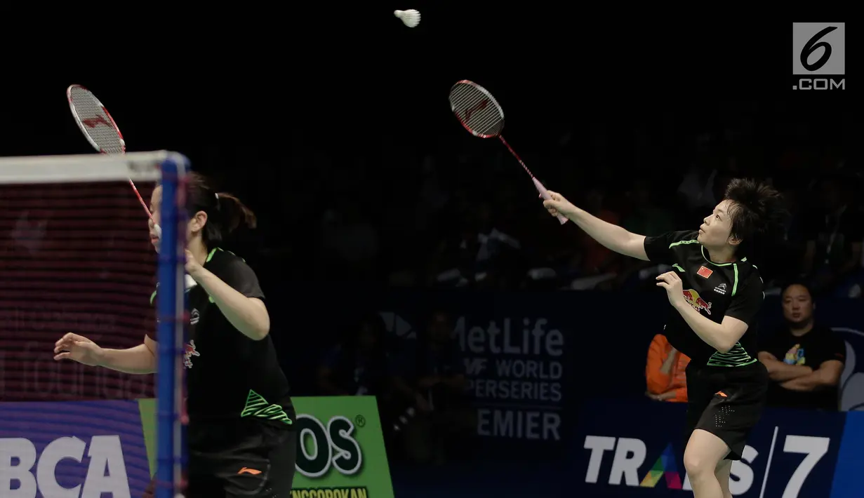 Ganda putri China memukul kok saat melawan Ganda putri Korea dalam partai final kejuaraan BCA Indonesia Open 2017 di Jakarta, Minggu (18/6). Ganda putri China menang dengan skor 21-19, 15-21, 21-10. (Liputan6.com/Faizal Fanani)