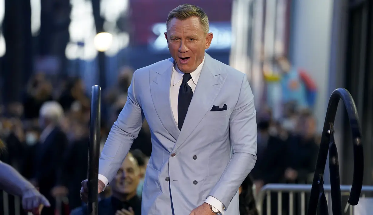 Daniel Craig menghadiri upacara penghargaan bintang Hollywood Walk of Fame untuk dirinya di Los Angeles, Rabu (6/10/2021). Craig menjadi bintang Bond keempat yang menerima bintang di Hollywood Walk of Fame setelah Roger Moore, David Niken, dan Pierce Brosnan. (AP Photo/Chris Pizzello)