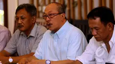 Ketua Dewan Pimpinan Daerah Organda Provinsi DKI Jakarta Safruhan Sinungan (tengah) saat menggelar konferensi pers, Jakarta, Kamis (7/5/2015). Konferensi pers tersebut menanggapi pelarangan APTB memasuki jalur Transjakarta. (Liputan6.com/Johan Tallo)