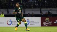 1. Irfan Jaya (Persebaya) - Penyerang sayap berusia 23 tahun ini menjadi andalan di lini sayap skuat Bajul Ijo. Irfan Jaya memiliki kecepatan, teknik, naluri gol dan piawai menusuk jantung pertahanan lawan. (Bola.com/Yoppy Renato)