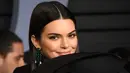 Model Kendall Jenner berpose setibanya pada acara Vanity Fair Oscar Party 2018 di Beverly Hills, California, Minggu (4/3). Dalam acara tersebut, Kendall Jenner terlihat memikat  dengan gaya rambut sleek. (Evan Agostini/Invision/AP)