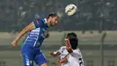 Pemain Persib Bandung Vladimir Vujovic menyundul bola ke gawang Bali United pada laga semifinal Torabika Bhayangkara Cup 2016 di Stadion Si Jalak Harupat, Bandung, Rabu (30/3/2016). (Bola.com/NIcklas Hanoatubun)