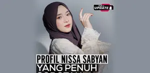 Nissa Sabyan kembali menjadi sorotan setelah tampil emosional di Takalar Fest 2025 atas reaksi penonton yang menyorot isu kehidupan pribadinya. Di balik momen tersebut, perjalanan kariernya sebagai vokalis Sabyan Gambus tetap menarik untuk diikuti! Simak profil selengkapnya di video berikut!